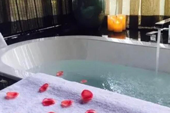 武汉汉阳水疗池中的失重冥想：当身体学会漂浮